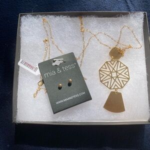 Gold geometric necklace (long) with stud earrings